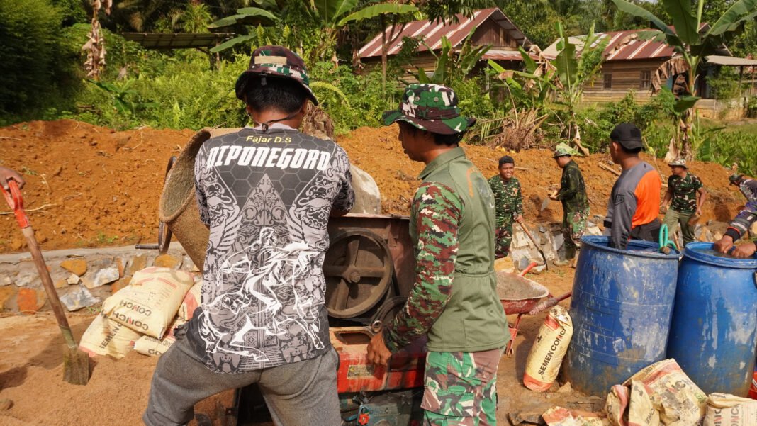 Semangat Kebersamaan Satgas TMMD Tersirat Saat Perbaikan Mesin Molen