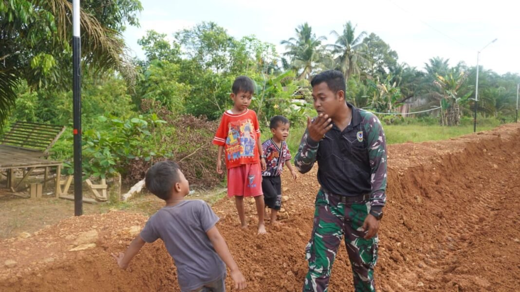 Keceriaan Anak Desa Terpancar di Kehadiran Satgas TMMD Reguler ke-127