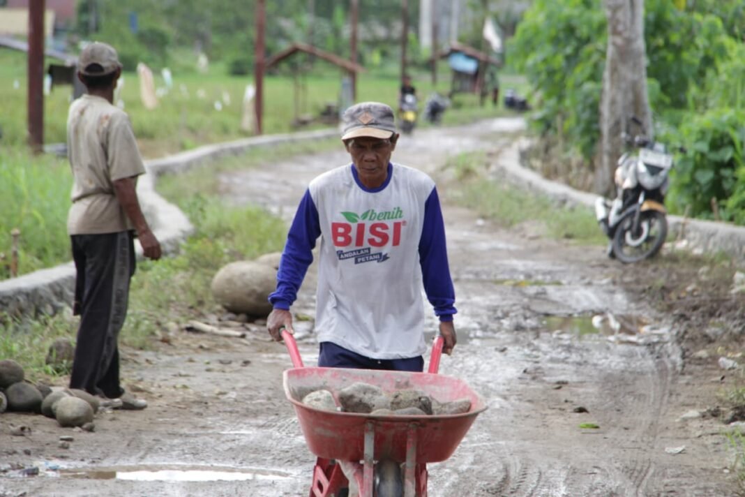 Kerja Sama TNI dan Warga Lokal dalam Pembangunan Infrastruktur Jalan di Desa Oyom