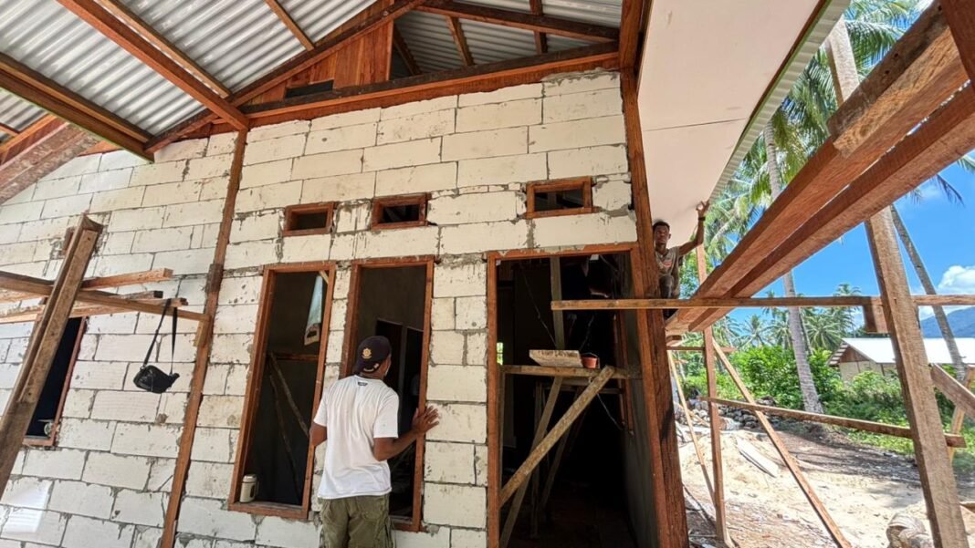 Kemajuan Pekerjaan Plester RTLH TMMD 127 Kodim 1804/Kaimana di Kampung Sisir 2 Mencapai 23 Persen