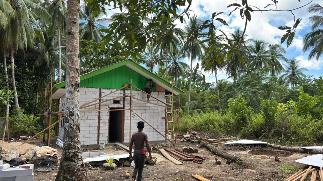 Progres TMMD 127 Kodim 1804/Kaimana: Pengecatan dan Plafon Rumah Bersama Warga