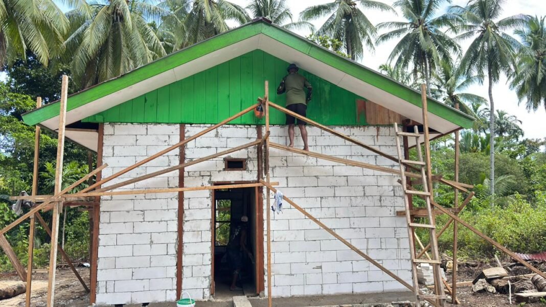 Sinergi TNI dan Warga Mempercepat Proyek Rumah di Kampung Sisir 2