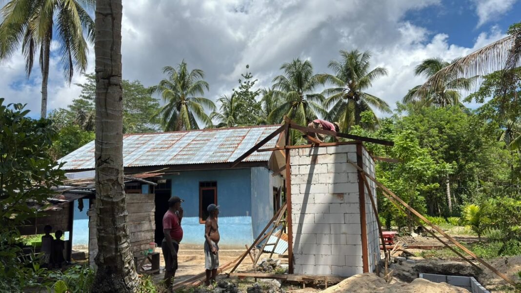 Gotong Royong Warga Percepat Pembangunan MCK di Kampung Sisir