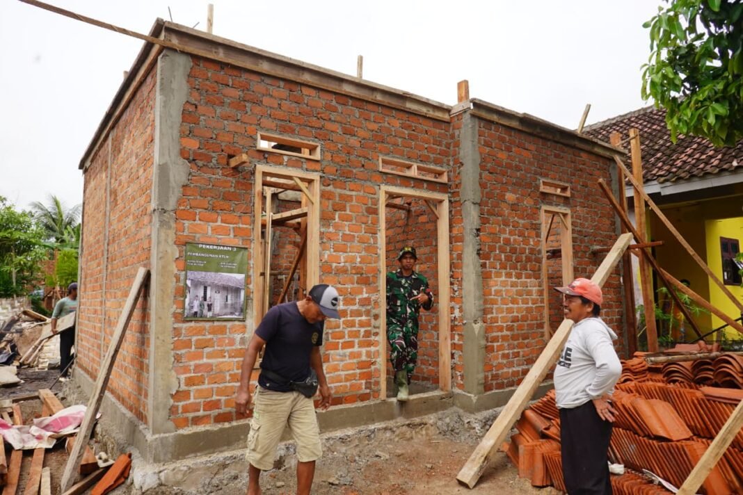 Kodim 0421/LS Lanjutkan TMMD dengan Pemasangan Slop Atas RTLH di Desa Tanjung Rejo