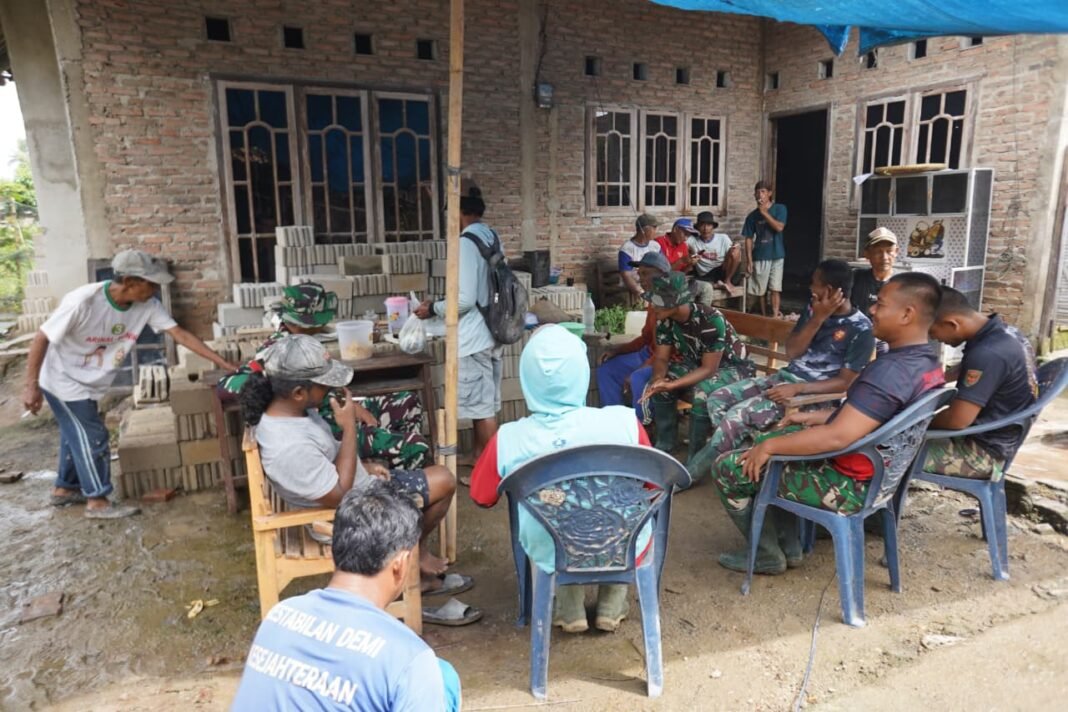 Keakraban Antara Masyarakat dan Anggota Kodim 0421/LS di Tengah TMMD Ke-127