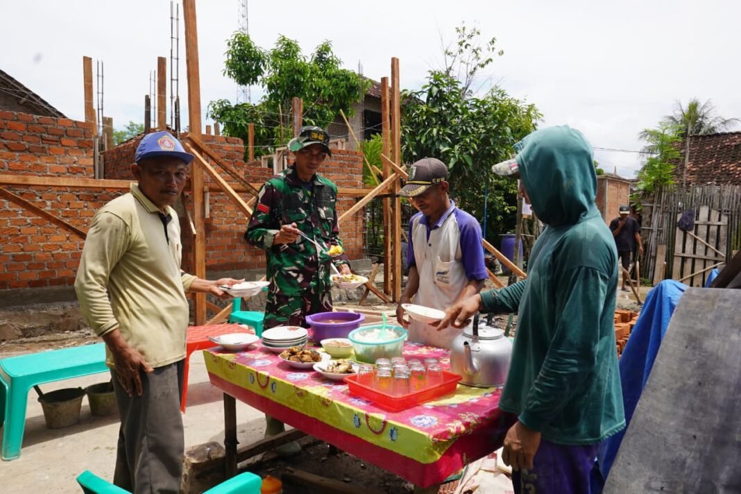 Kehangatan Makan Bersama Personel TMMD di Pesawaran