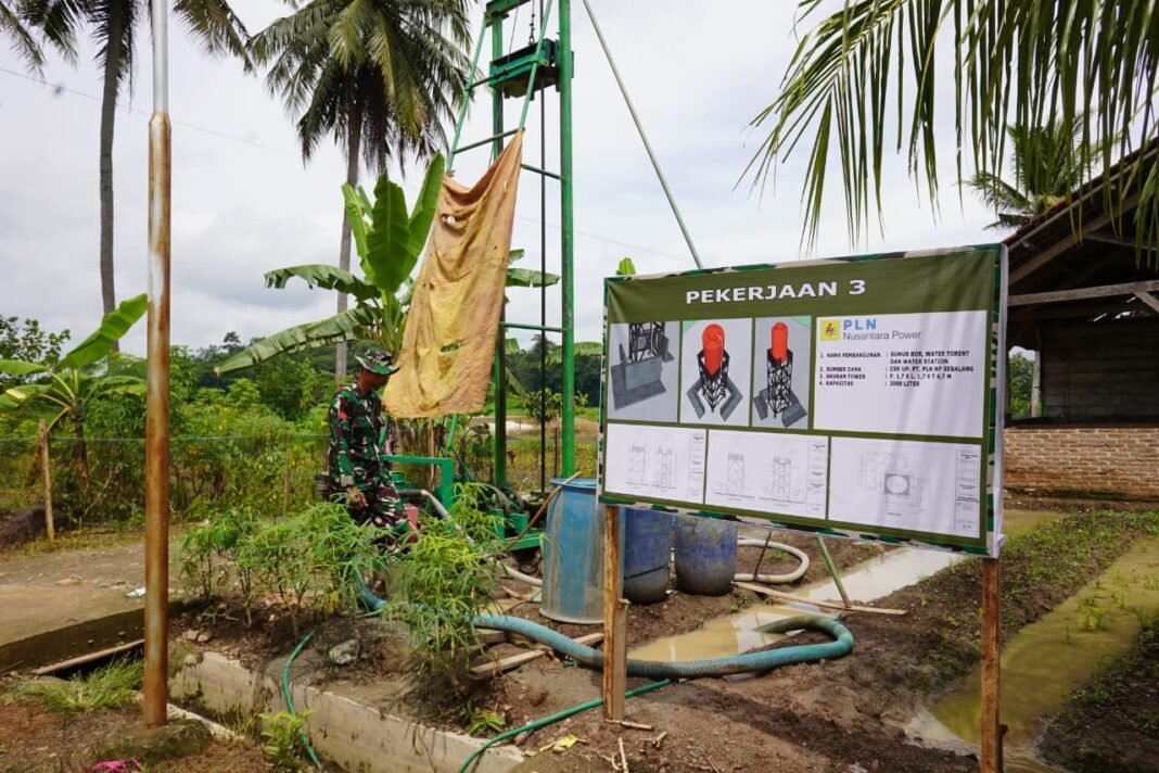 Kodim 0421/LS Sukses Pemasangan Casing Sumur Bor di Desa Tanjung Rejo