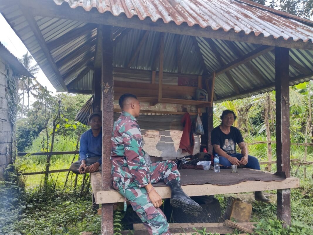 Babinsa Desa Pengiangan Jalankan Komsos untuk Amankan Wilayah