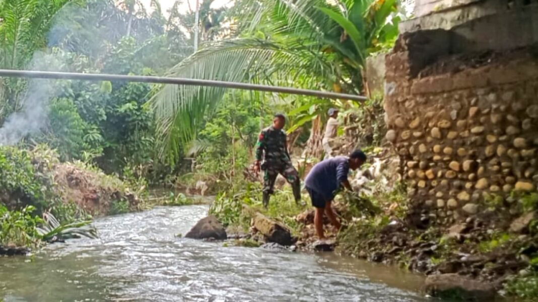 Kodim 0428/MukoMuko Ajak Warga Lakukan Pembersihan Lingkungan