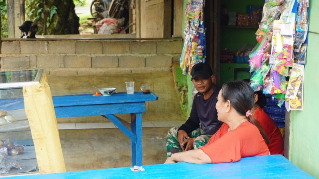 Satgas TMMD Reguler ke-127 Perkuat Hubungan Sosial dengan Komsos Bersama Ibu-Ibu Desa