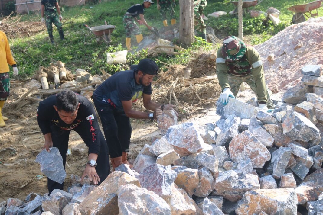 Pemuda Tamalaki Bergotong Royong dalam TMMD ke-127 di Kendari