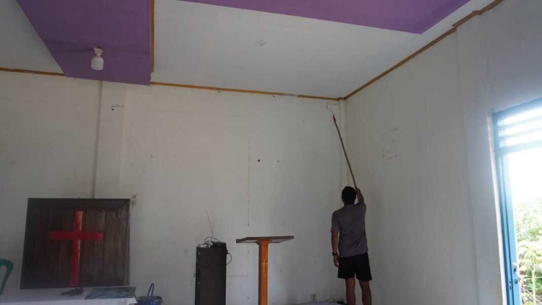 Satgas TMMD 127 Perbaiki dan Percantik Gereja Pelita Kasih di Kotawaringin Timur