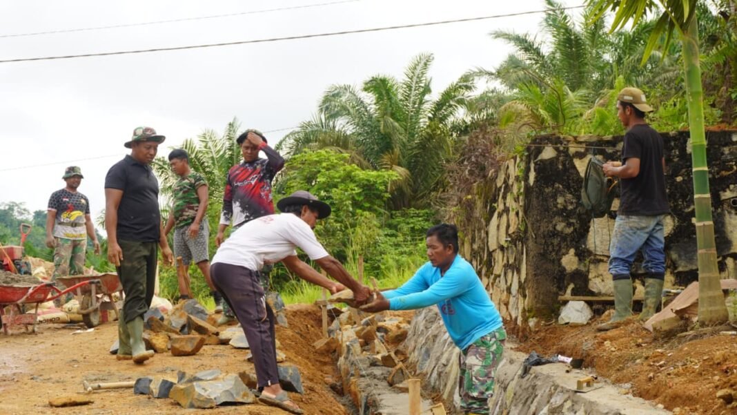 Semangat Kebersamaan Warnai Pembangunan Siring Jalan di Desa Tri Buana
