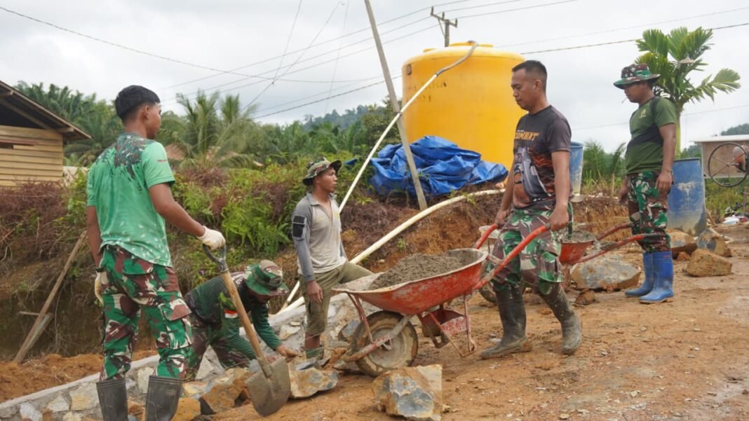 Sinergi TNI dan Masyarakat Dorong Pembangunan Jalan di Desa Tri Buana