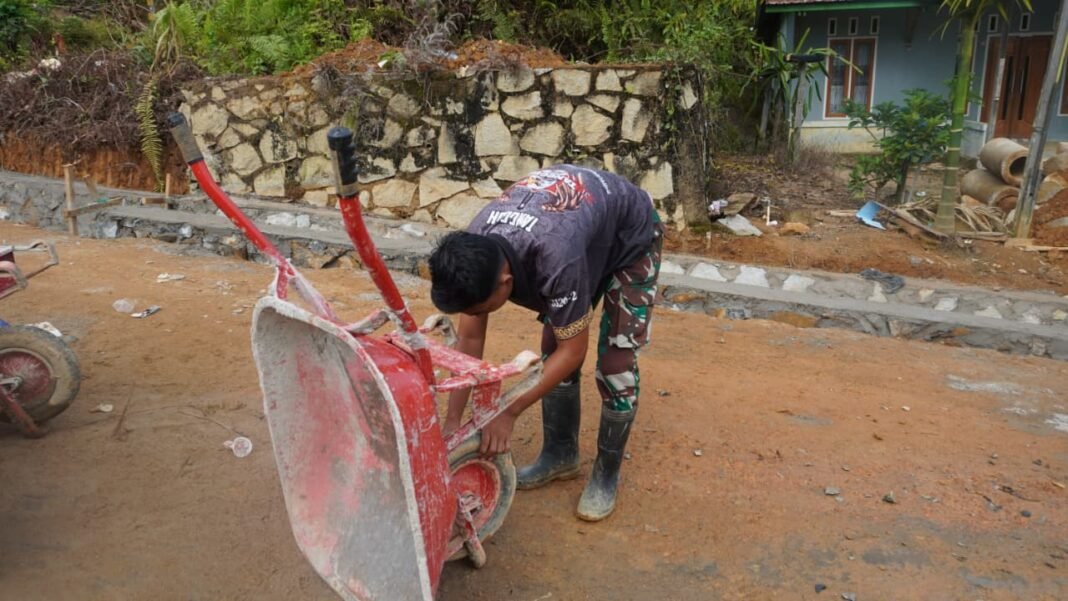 Keahlian Anggota Satgas TMMD Dukung Perbaikan Alat Kerja di Lokasi Proyek