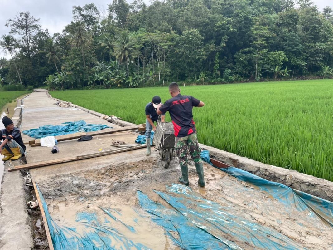 Kodim 0421/LS Teruskan Proyek Rabat Beton di Desa Tanjung Rejo