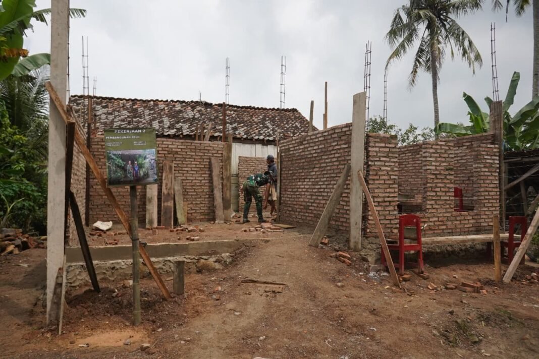 Progres TMMD Kodim 0421/LS: Rehab RTLH Ibu Yusmawati dan Bapak Heri Menuju Pengecoran Tiang