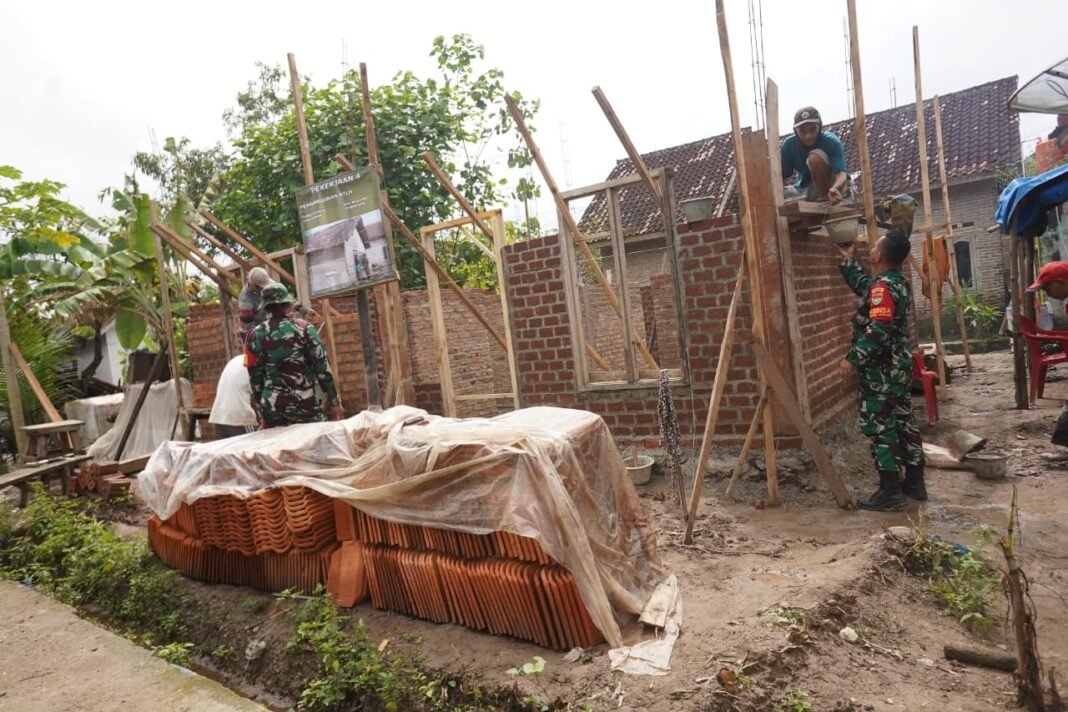 Progres TMMD Kodim 0421/LS: Pemasangan Batu Bata Merah pada RTLH Bapak Ngadino