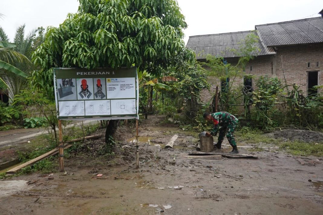 Uji Coba Sumur Bor untuk Air Bersih di Dusun Kubu Batu dalam Program TMMD Kodim 0421/LS