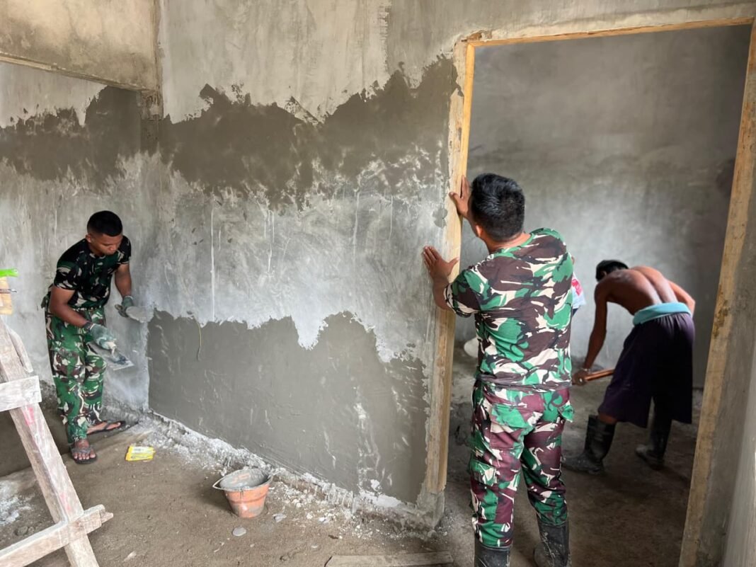 Kerja Sama Satgas TMMD dan Warga Mempercepat Pembangunan RTLH di Desa Oyom