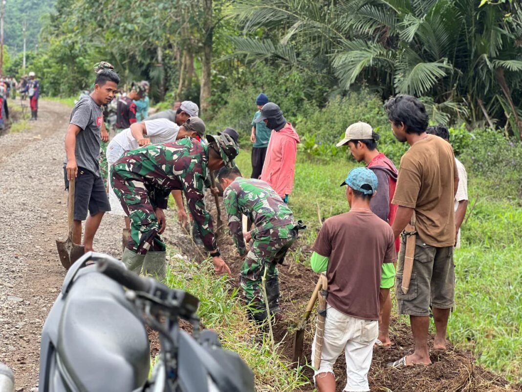 Sinergi Satgas TMMD ke-127 dan Warga dalam Pembangunan Jalan di Desa Oyom