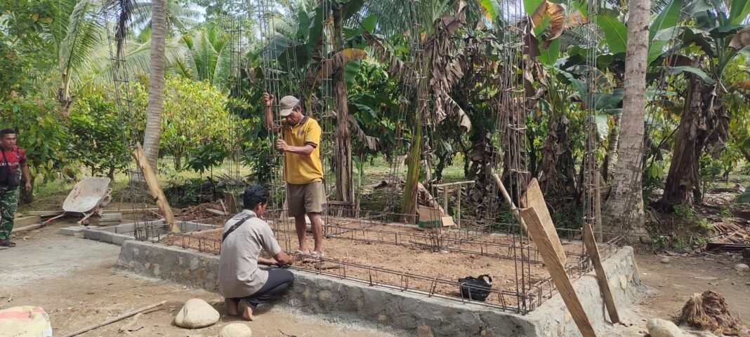 Pembangunan Fasilitas MCK di Desa Oyom oleh Satgas TMMD ke-127