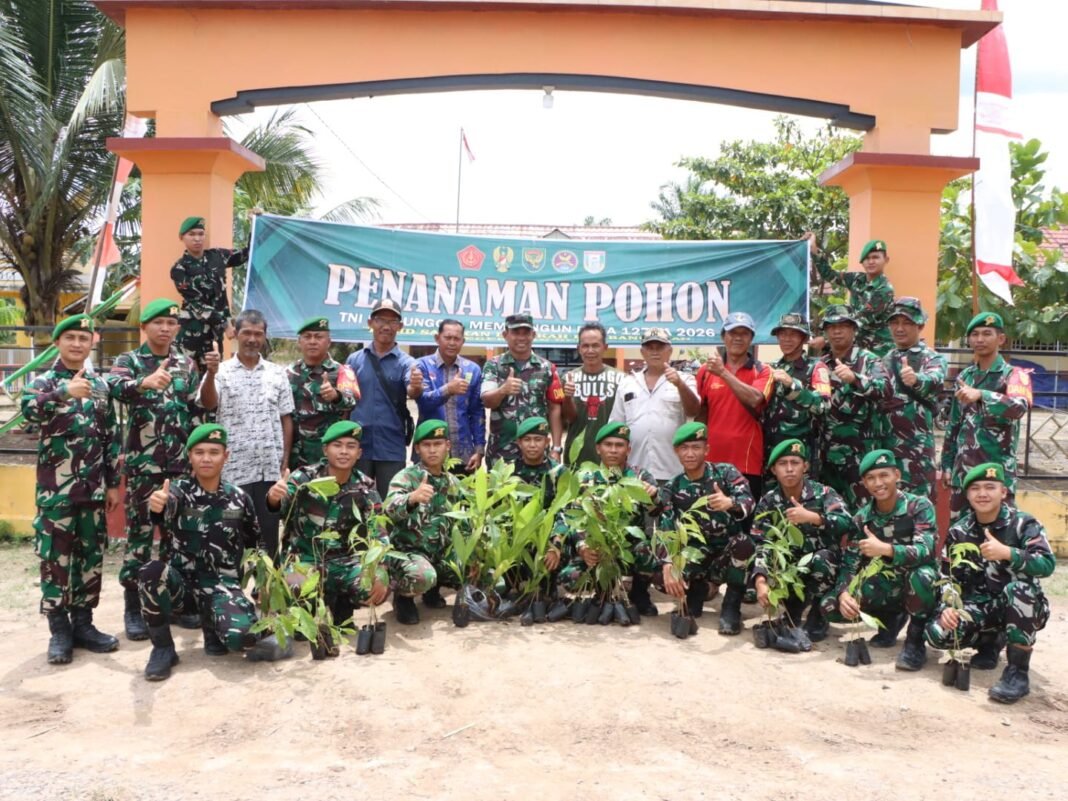 Satgas TMMD 127 Ajak Siswa SMP 3 Pulau Rimau Latihan PBB untuk Tanamkan Disiplin