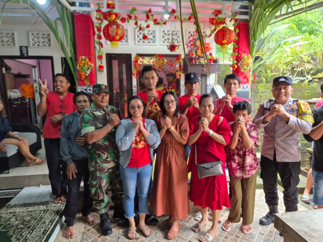 Babinsa Koramil 1626-04/Kintamani Jaga Keamanan Persembahyangan Imlek 2577 Kongzili di Kintamani