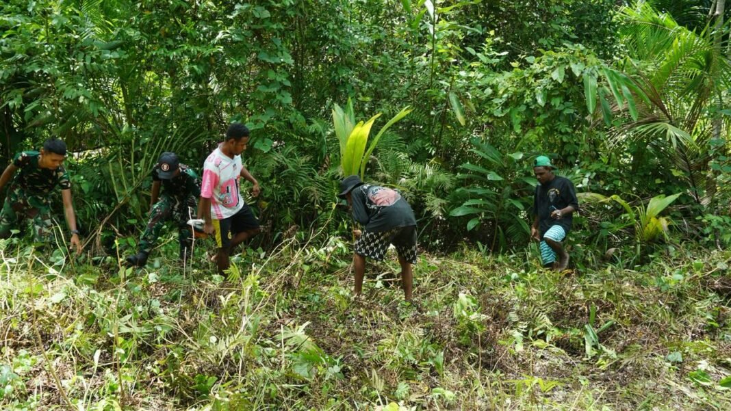 TMMD 127 Kodim 1804/Kaimana: Warga Bersama TNI Buka Akses Jalan di Kampung Sisir