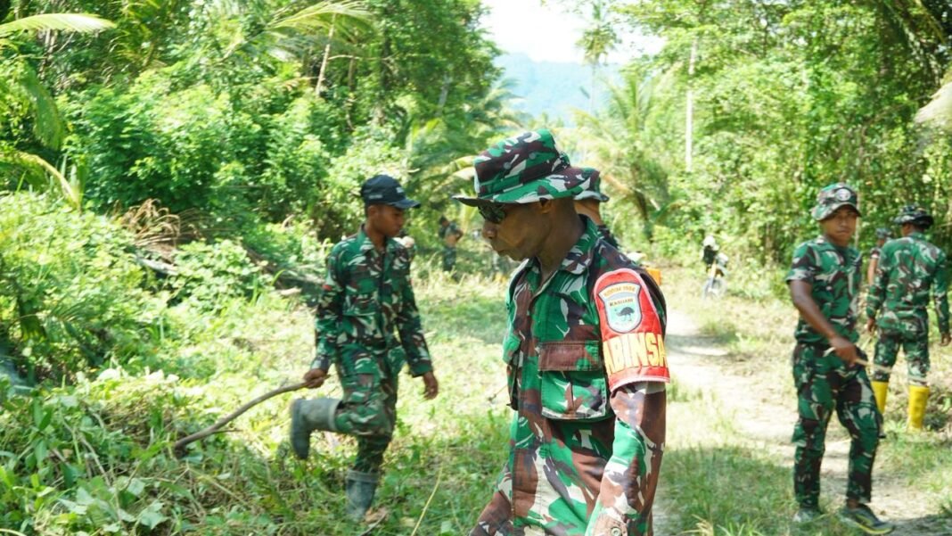 Kolaborasi Satgas TMMD dan Warga Mendorong Pembukaan Jalan di Kampung Sisir