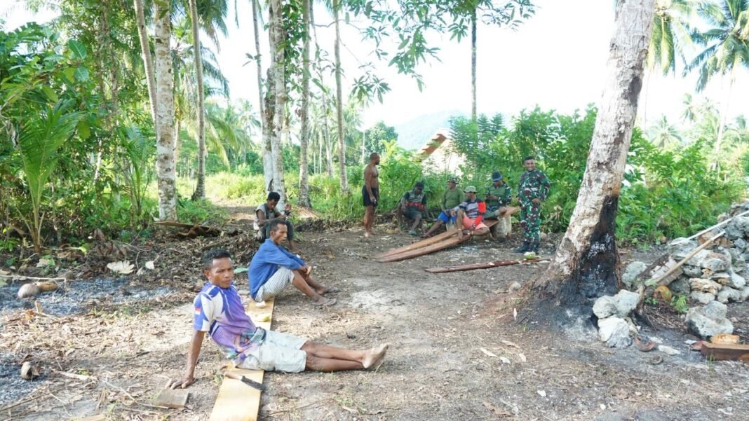Dandim 1804/Kaimana Gelar Silaturahmi dengan Warga Saat Istirahat Pembangunan TMMD 127