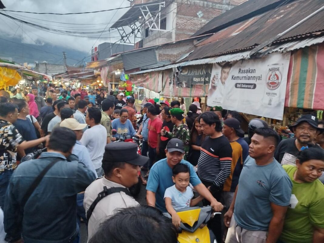 Aparat Gabungan Tertibkan Pasar Girian untuk Kembalikan Fungsi Jalan dan Trotoar