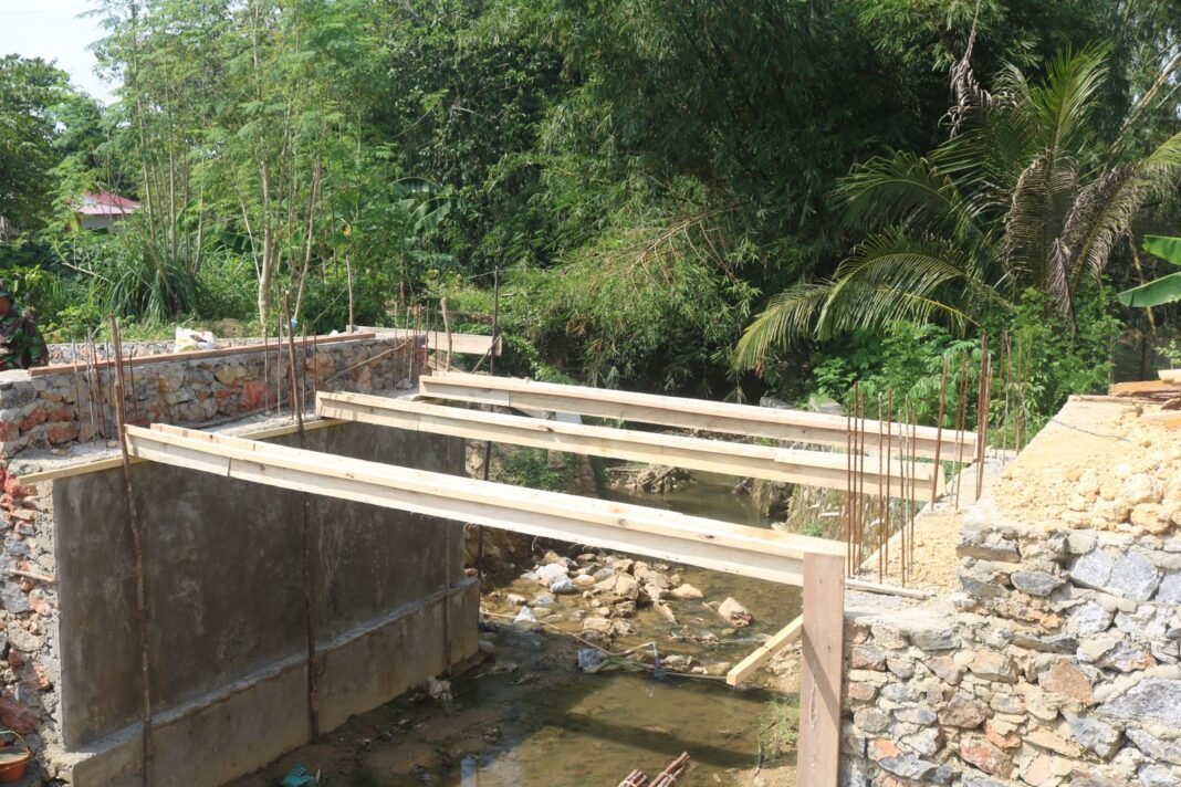 Pemasangan Bekisting Jembatan, TMMD 127 Kodim 1417/Kendari Masuk Tahap Kritis