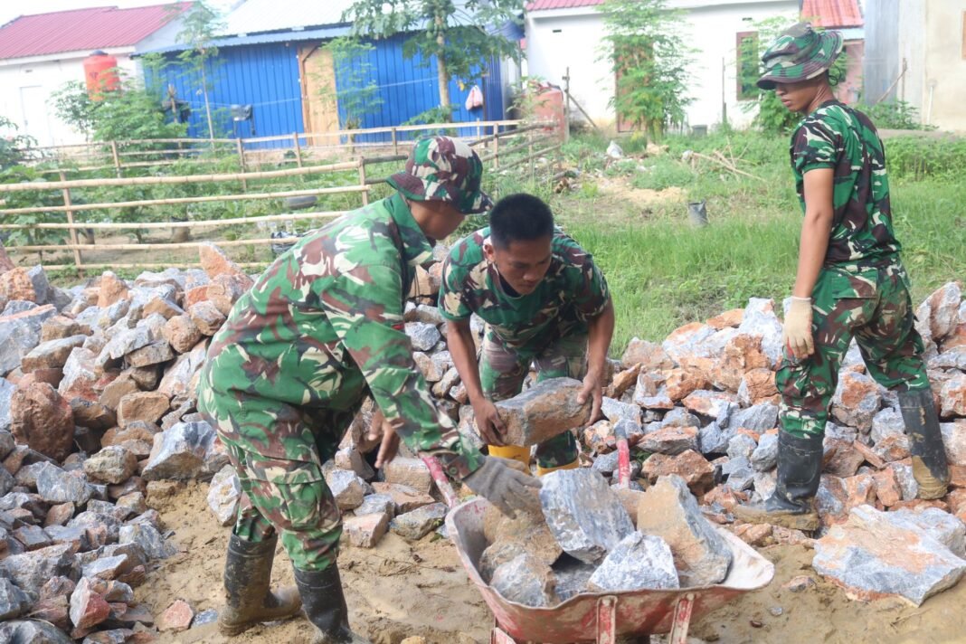 Satgas TMMD 127 Hadapi Tantangan Medan Licin di Anggoeya untuk Pembangunan Jembatan