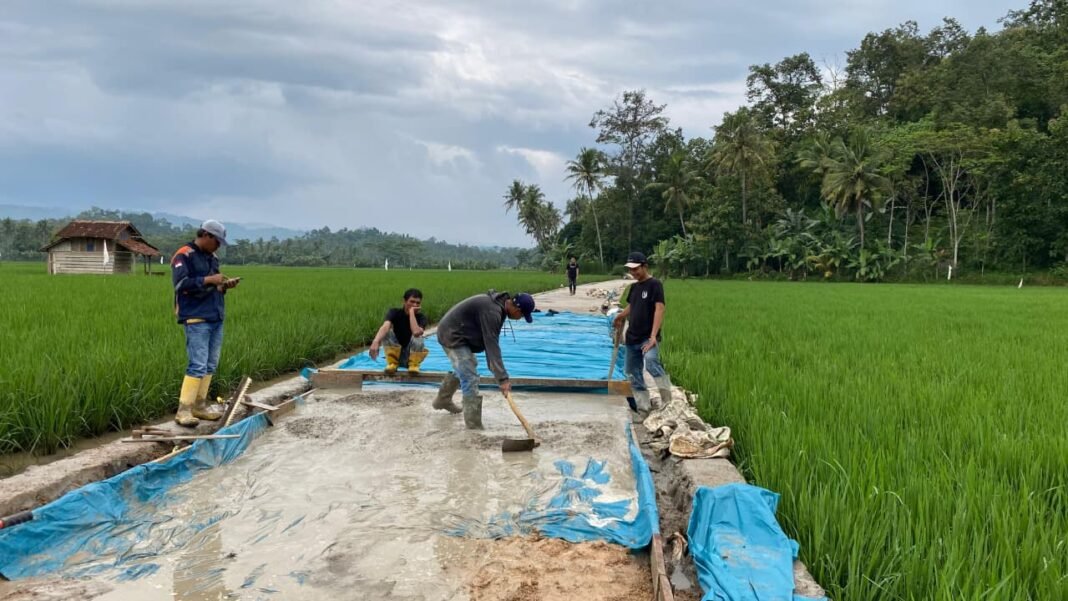 Puasa Tak Halangi Semangat Satgas TMMD Membangun Desa Tanjung Rejo