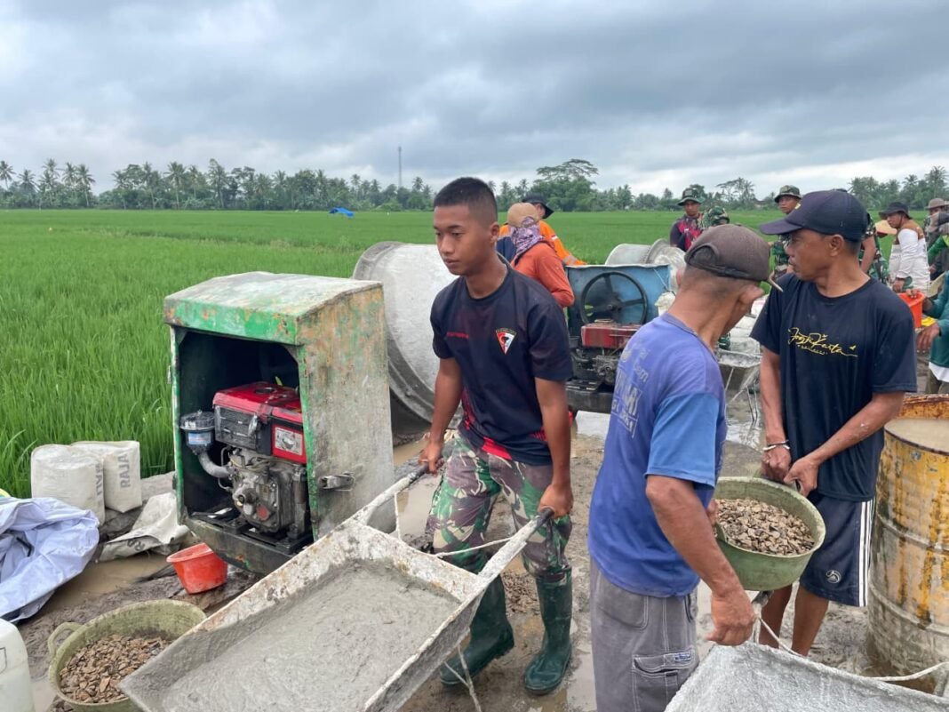 Semangat Satgas TMMD Kodim 0421/LS di Tengah Cuaca Mendung dan Bulan Puasa