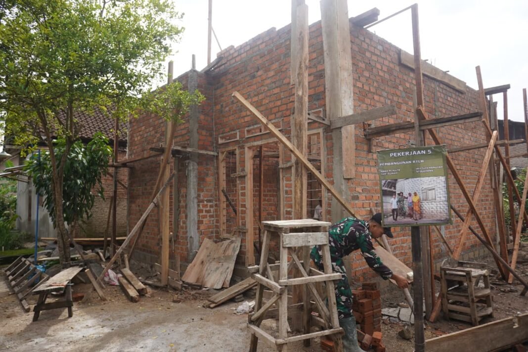TMMD Kodim 0421/LS Bangun Rumah Layak Huni untuk Ibu Siti Hamdiah di Desa Tanjung Rejo
