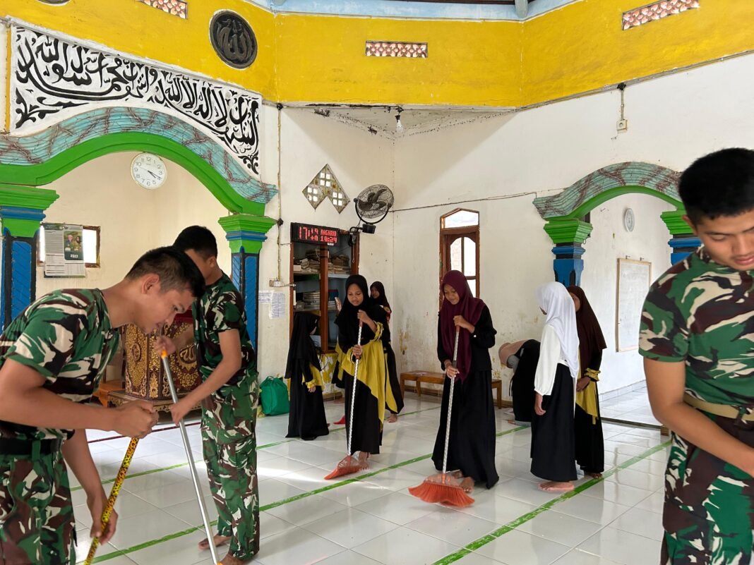 Satgas TMMD 127 Bersihkan Masjid Jami Darussalam Menyambut Ramadhan