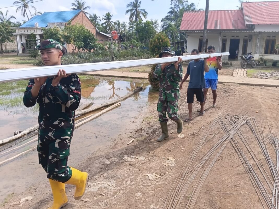 Kolaborasi Satgas TMMD dan Masyarakat Angkut Material untuk Rehab RTLH Ibu Suwarti