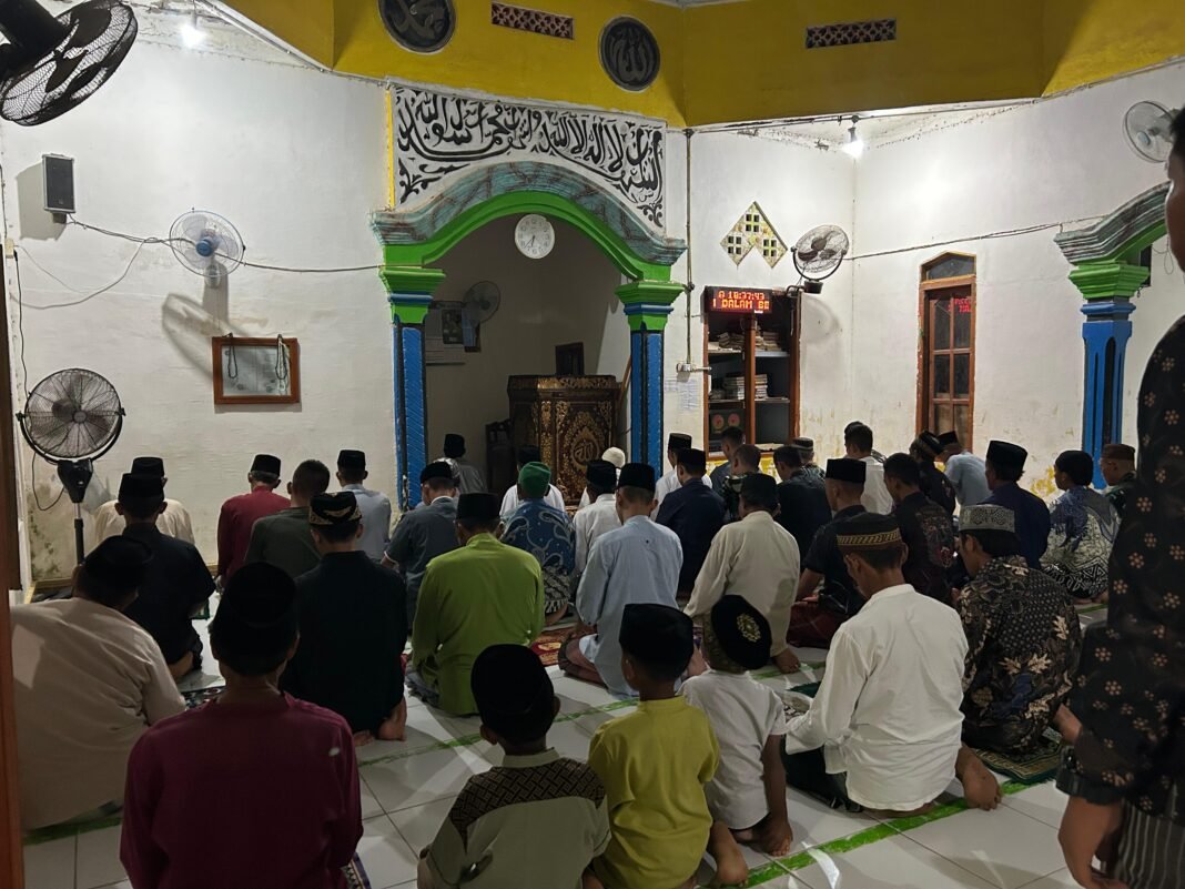 Kebersamaan Satgas TMMD 127 dalam Sholat Magrib Berjamaah di Masjid Jami Darussalam