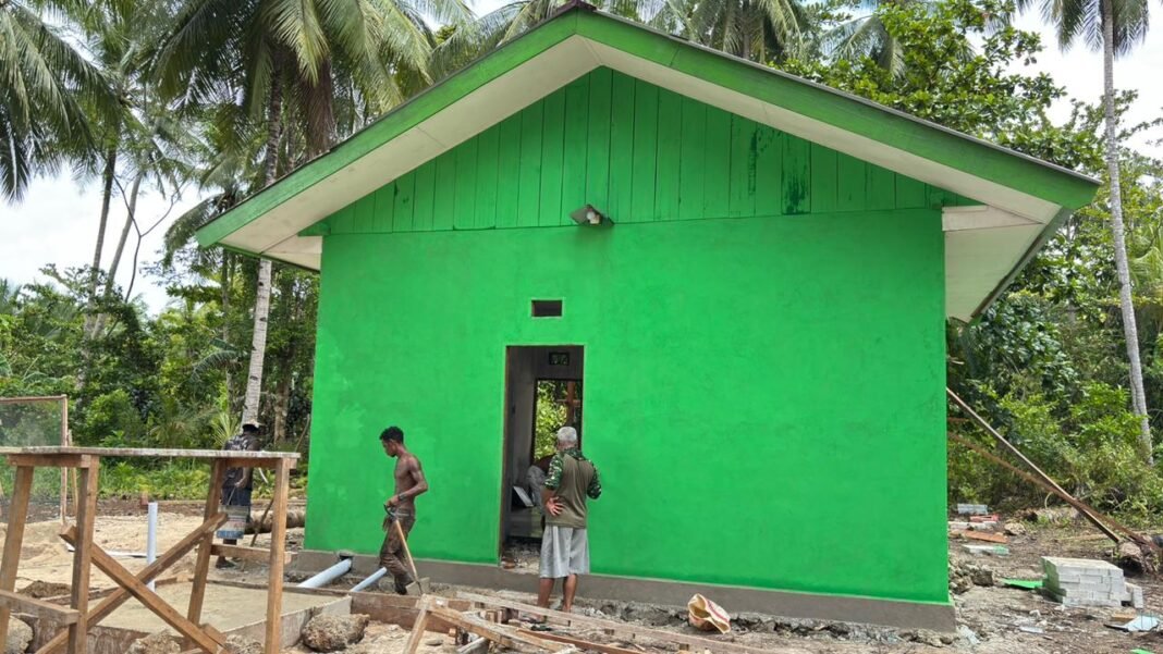 Perkembangan Positif Pemasangan Keramik TMMD 127 di Kampung Sisir 2 Mencapai 40%