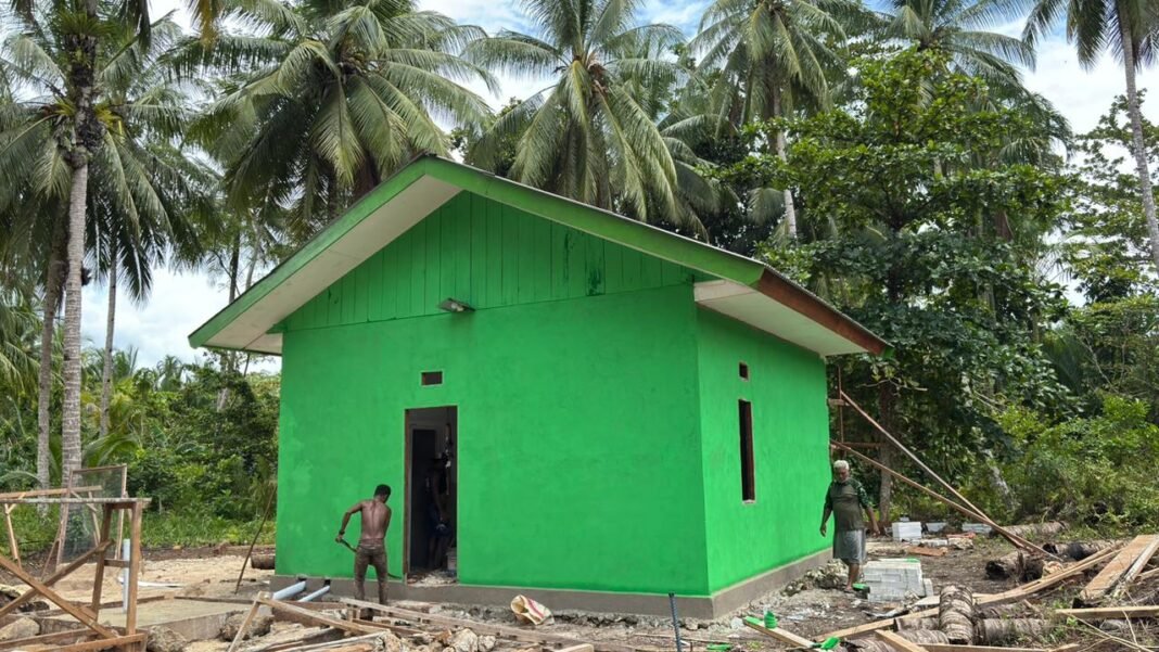 Progres Pemasangan Keramik TMMD 127 Kaimana Capai 40 Persen