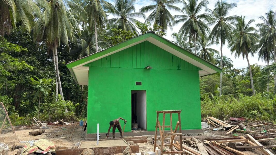 Pemasangan Keramik TMMD 127 di Kampung Sisir 2 Mencapai 40%