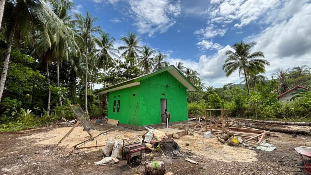 Kualitas Utama: TMMD 127 Kaimana Raih 40 Persen Pemasangan Keramik di Kampung Sisir 2