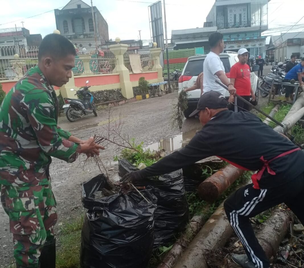 Sinergi TNI dan Warga: Babinsa Koramil 1420-05/Dua Pitue Bersihkan Drainase Lapangan Andi Takko