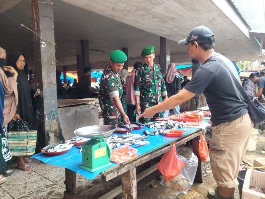 Babinsa Koramil 1420-07/Baranti Awasi Harga Sembako untuk Stabilitas Pangan