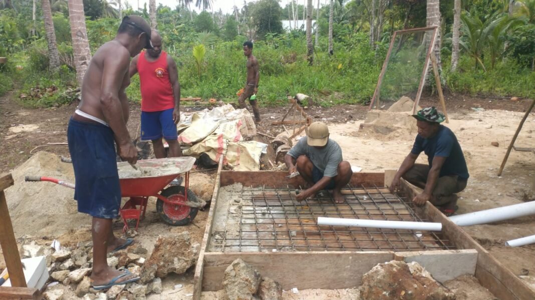 Sanitasi Sehat Terwujud Melalui Pengecoran Lubang Pembuangan Tinja TMMD 127 di Kampung Sisir