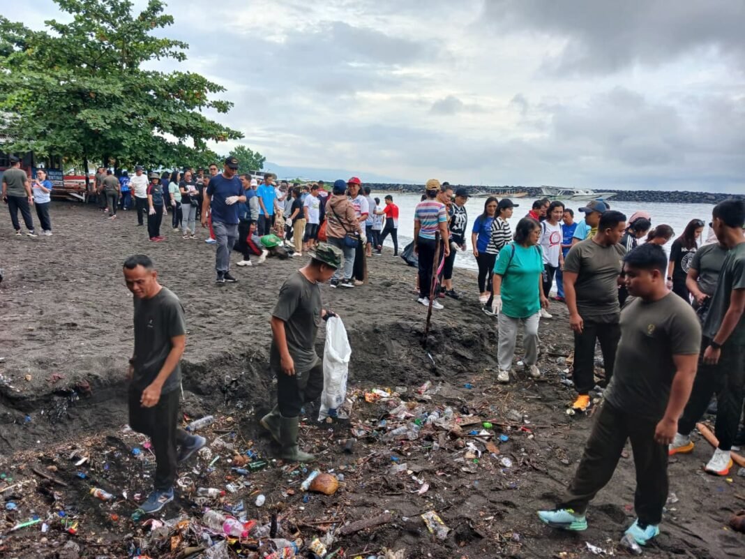 Kodim 1309/Manado Berpartisipasi dalam Pembersihan Pantai Karangria Bersama Danrem 131/Santiago
