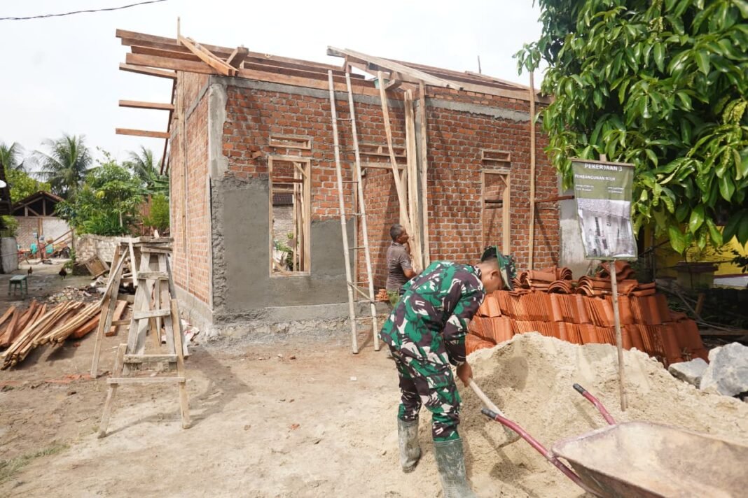 Pemasangan Atap Segera Selesai, Rumah Bapak Suhono Menuju Penyelesaian