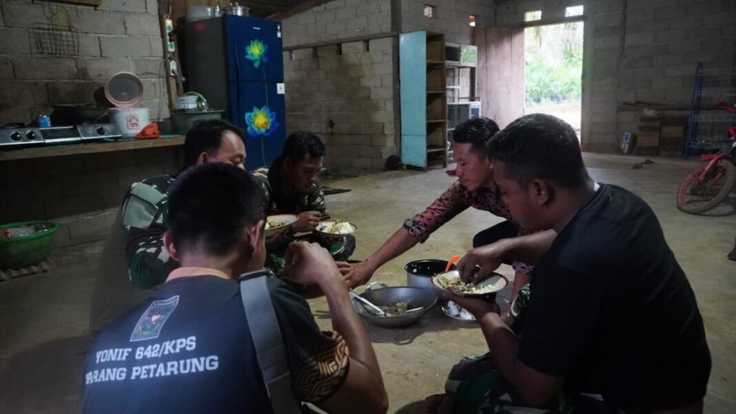 Kehangatan Buka Puasa Bersama Satgas TMMD 127 dan Warga Desa Tri Buana